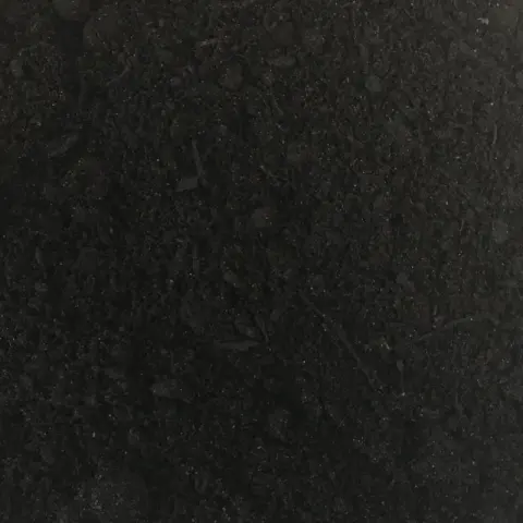 Diepzwarte fijne veencompost met een egale structuur