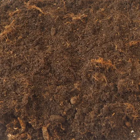 Bruine veencompost met veel oranjebruine vezels