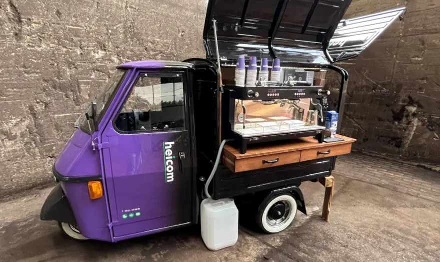 Paarse Heicom-tuktuk ingericht als koffiebar met espressomachine