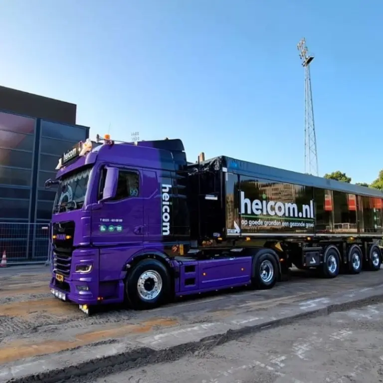 Heicom-vrachtwagen voor het stadion van Excelsior Rotterdam