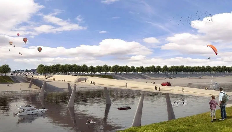 Impressie van een lange brug over een rivier met wandelaars en luchtballonnen