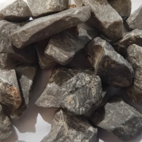 Grove grijsbruine brokken gebroken natuursteen van dichtbij