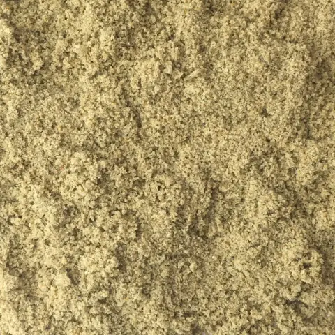 Close-up van fijn geelbeige bunkerzand met korrelige structuur