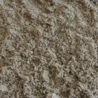 Losse hoop beigebruin zand met grijze en witte korrels
